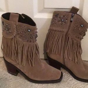 Stunning Vince Camuto light brown ( tan) suede fringed boot
